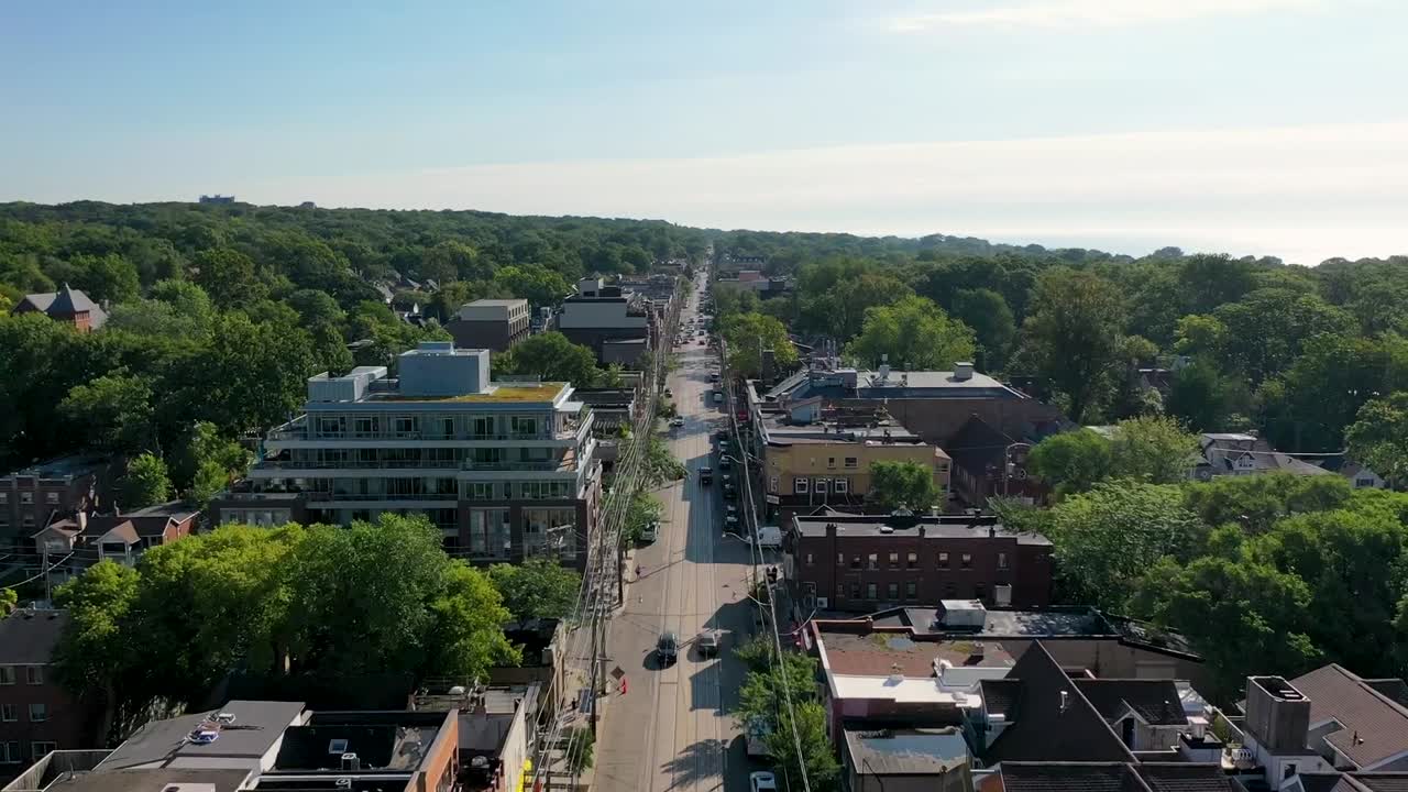 drone volando sobre la pequeña ciudad suburbana de toronto cerca del lago ontario en el verano