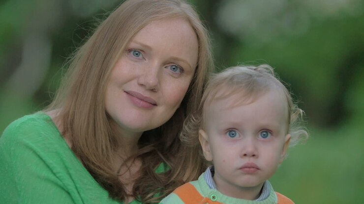 Outdoor-Porträt von glücklicher Mutter und kleinem Sohn.