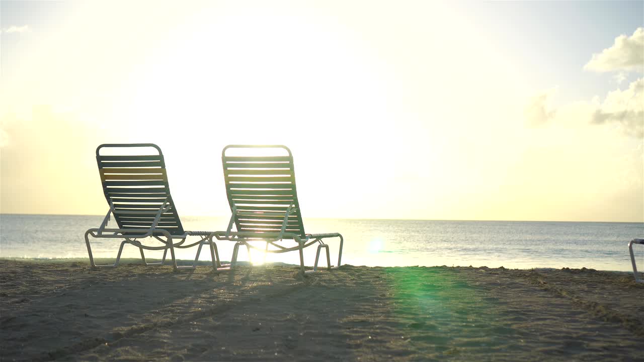 dos sillas en una hermosa playa tropical en las maldivas