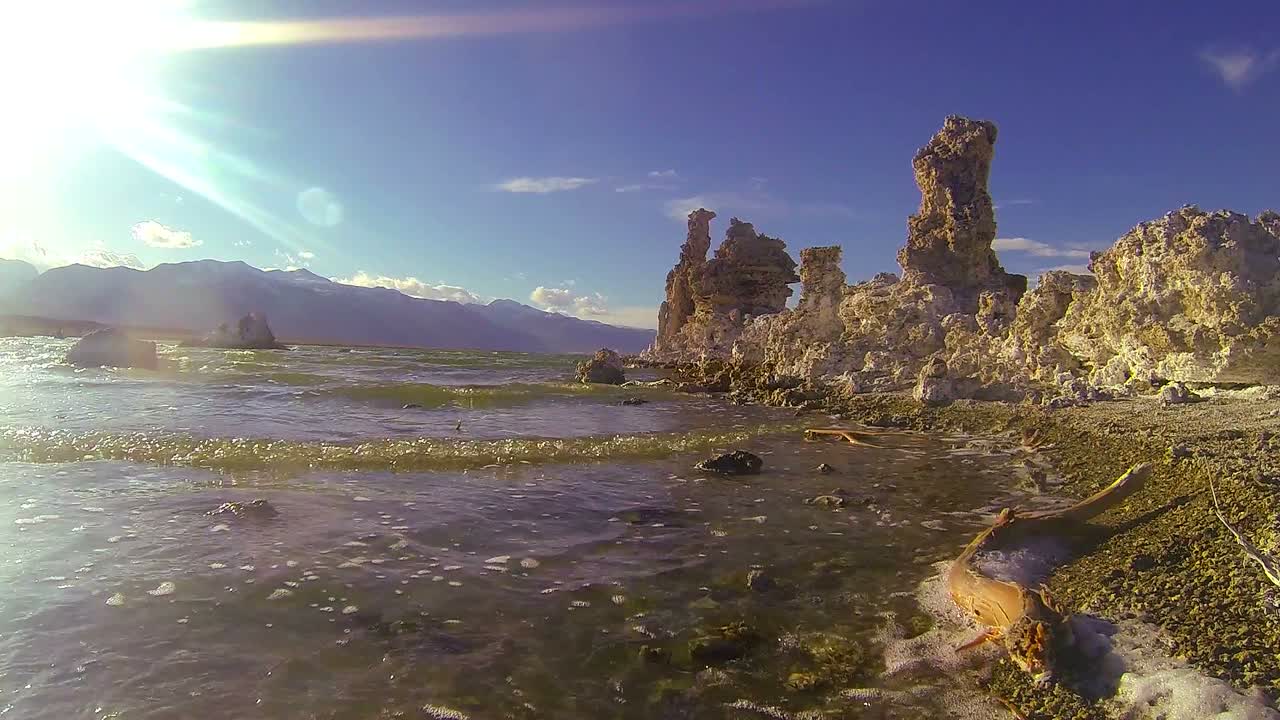 un travelling a lo largo de las orillas del lago mono en california 1