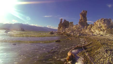 un travelling a lo largo de las orillas del lago mono en california 1