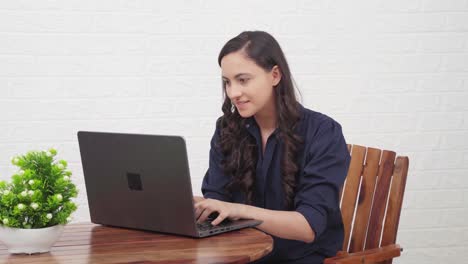 chica india se relaja después de terminar un trabajo