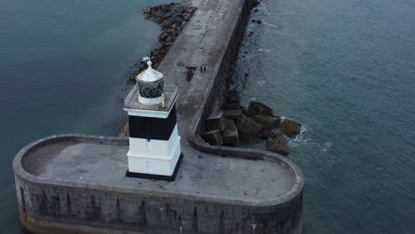 Holyhead-Wellenbrecher-Leuchtturm-Längster-Beton-Küstenschutz-Wahrzeichen-Luftbild-Vogelperspektive-Rechts-Aufsteigend