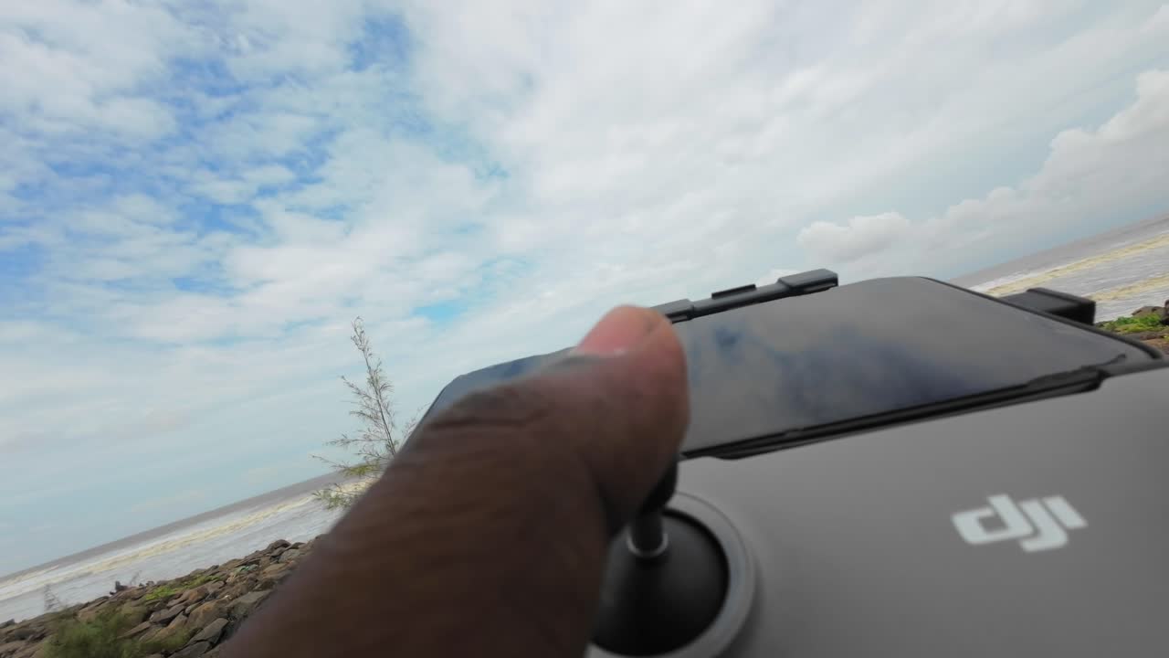 nubes moviéndose sobre la montaña y la fábrica winnter summer timelaps hyper laps kashimira mira road thane mumbai maharashtra india control remoto