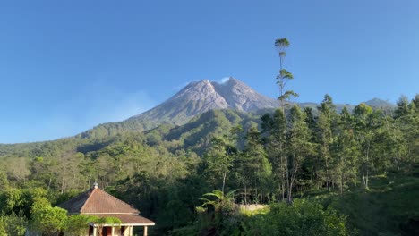 Vista-Matutina-Del-Monte-Merapi-Y-El-Cielo-Azul-Claro