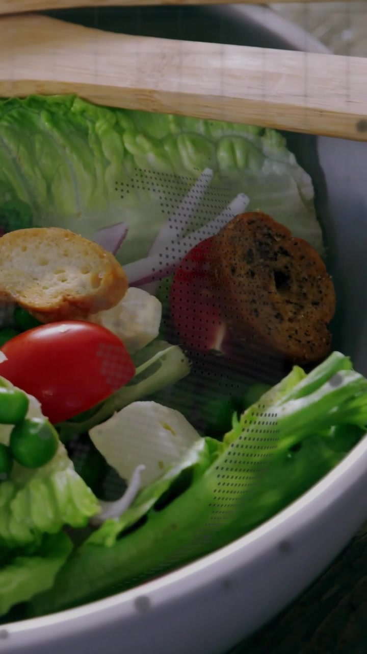 Video verticale: La telecamera si muove verso il basso, una mappa a mezzatinta si sposta su bastoncini, mostrando un'insalata per il marketing.