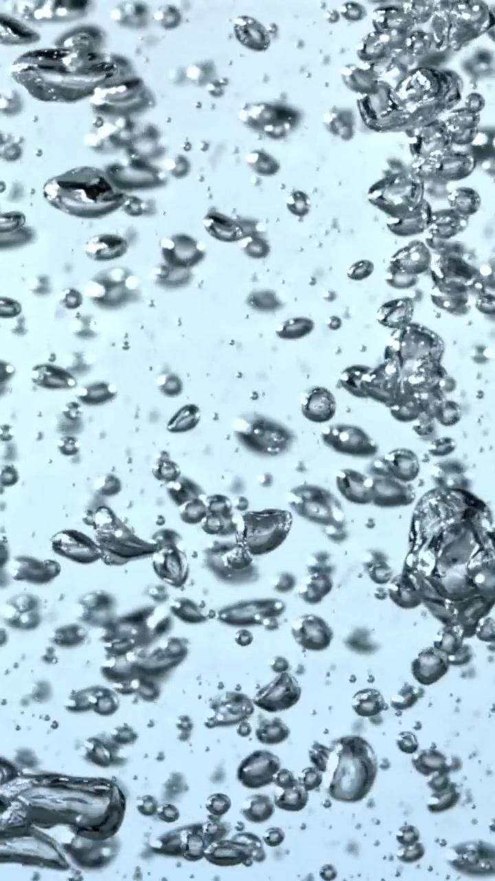 Numerose bolle d'aria in risalita in acqua limpida