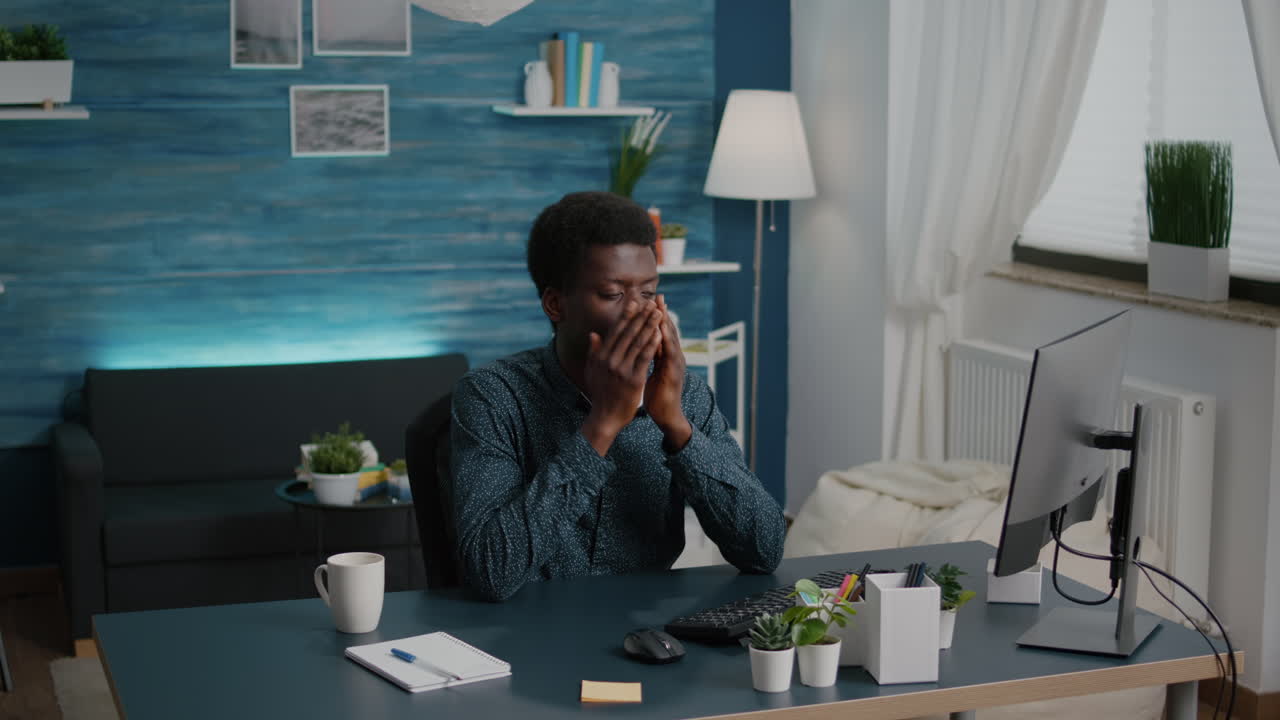 Afroamerikansk mann stresser og har kraftig hodepine