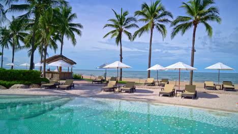 hermosa sombrilla y silla alrededor de la piscina en el hotel y resort - concepto de vacaciones