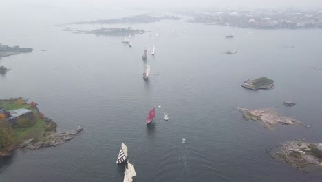 imágenes aéreas de veleros de madera tradicionales que navegan frente al puerto de helsinki, finlandia