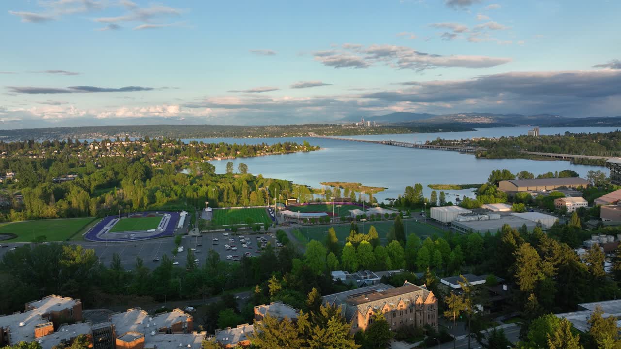 toma aérea empujando hacia el lago washington al atardecer