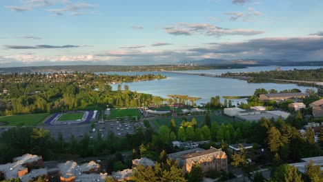 Toma-Aérea-Empujando-Hacia-El-Lago-Washington-Al-Atardecer