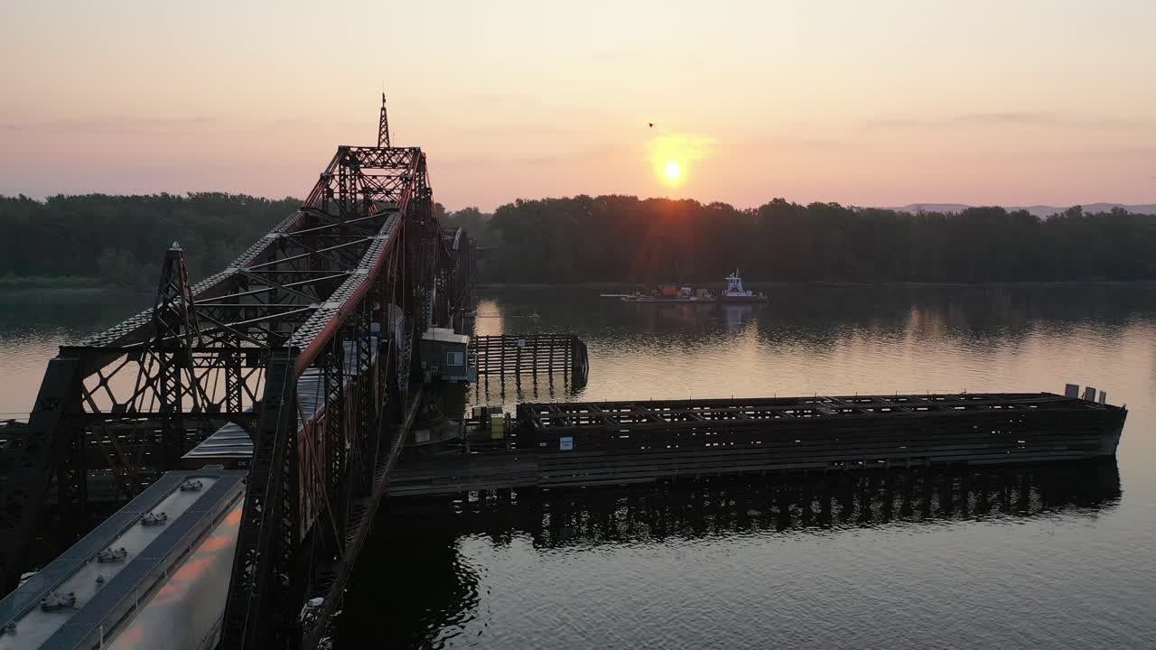 선박 과 함께 강 다리 위 에 해가 뜨는 것