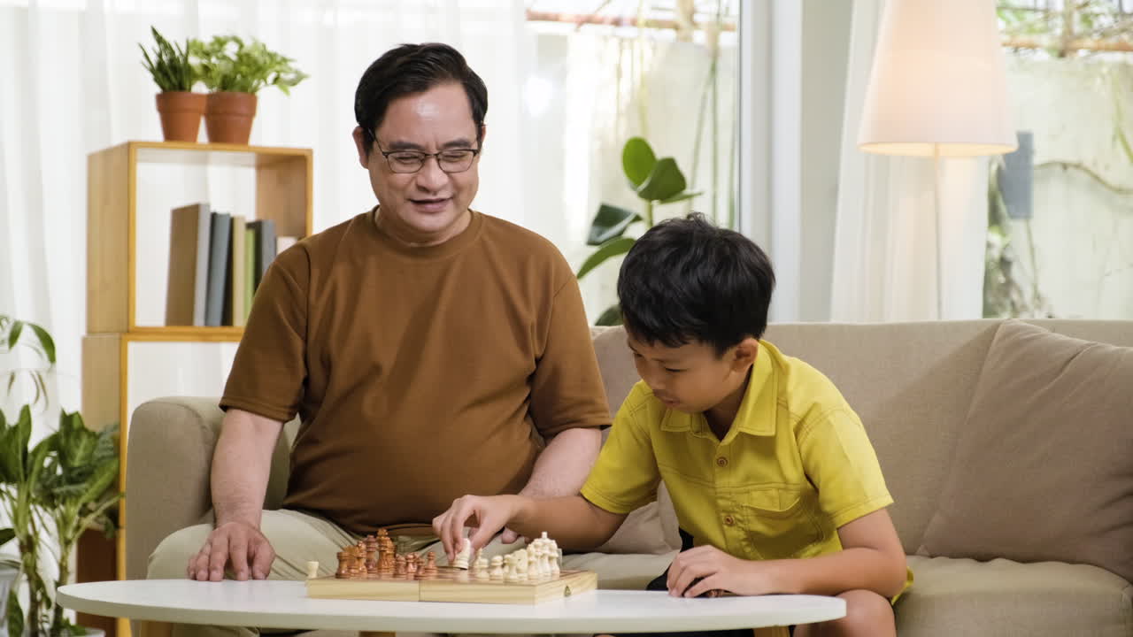 거실 에 있는 아시아인 남자 와 소년