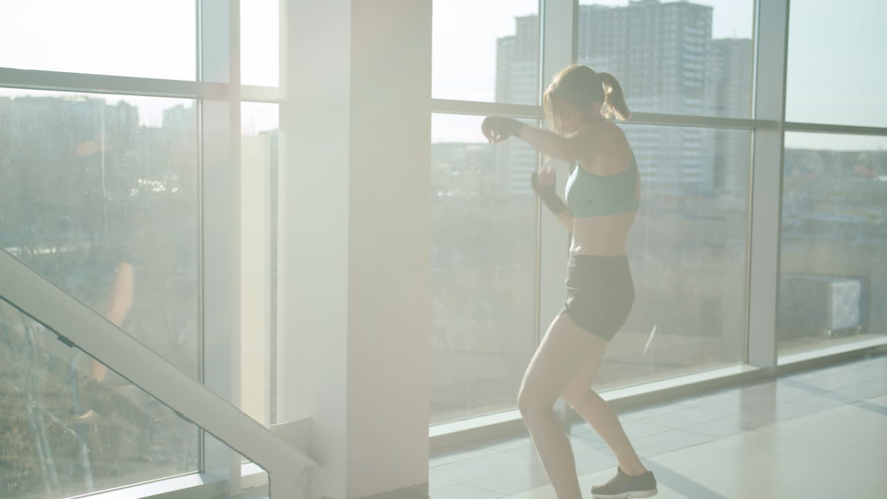 체육관 에서 권투 하는 여자