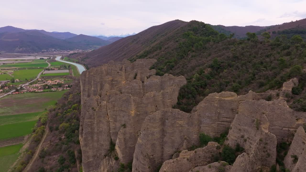 Provence Les Mees'in ve eşsiz dikey taş sütunlarının kuşbakışı görünümü.