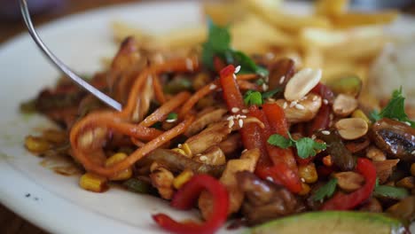 pollo frito con verduras y papas fritas