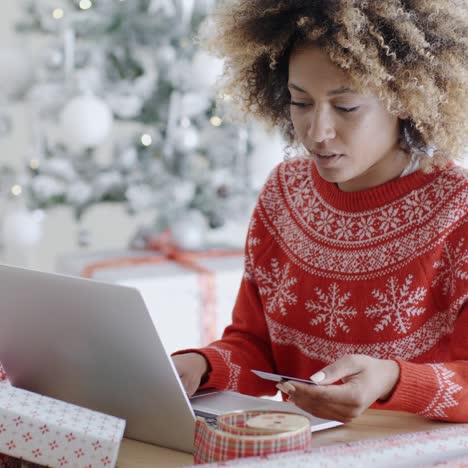 Junge-Frau-Beim-Online-Einkaufen-Von-Weihnachten