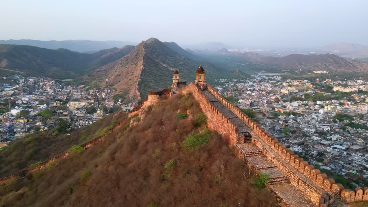 drone disparó contra la histórica muralla de la ciudad de jaipur en la india cerca del fuerte amber