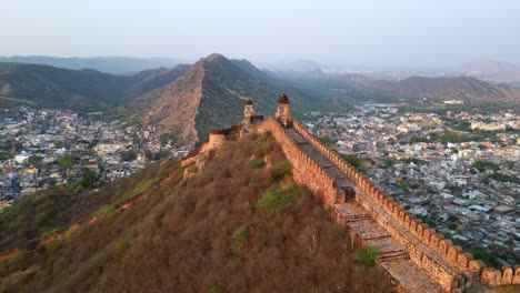 Un-Dron-Disparó-A-La-Histórica-Muralla-De-La-Ciudad-De-Jaipur-En-La-India-Cerca-Del-Fuerte-Amber