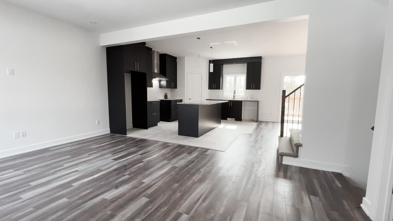 gran casa de nueva construcción vacía lista para entrar a vivir