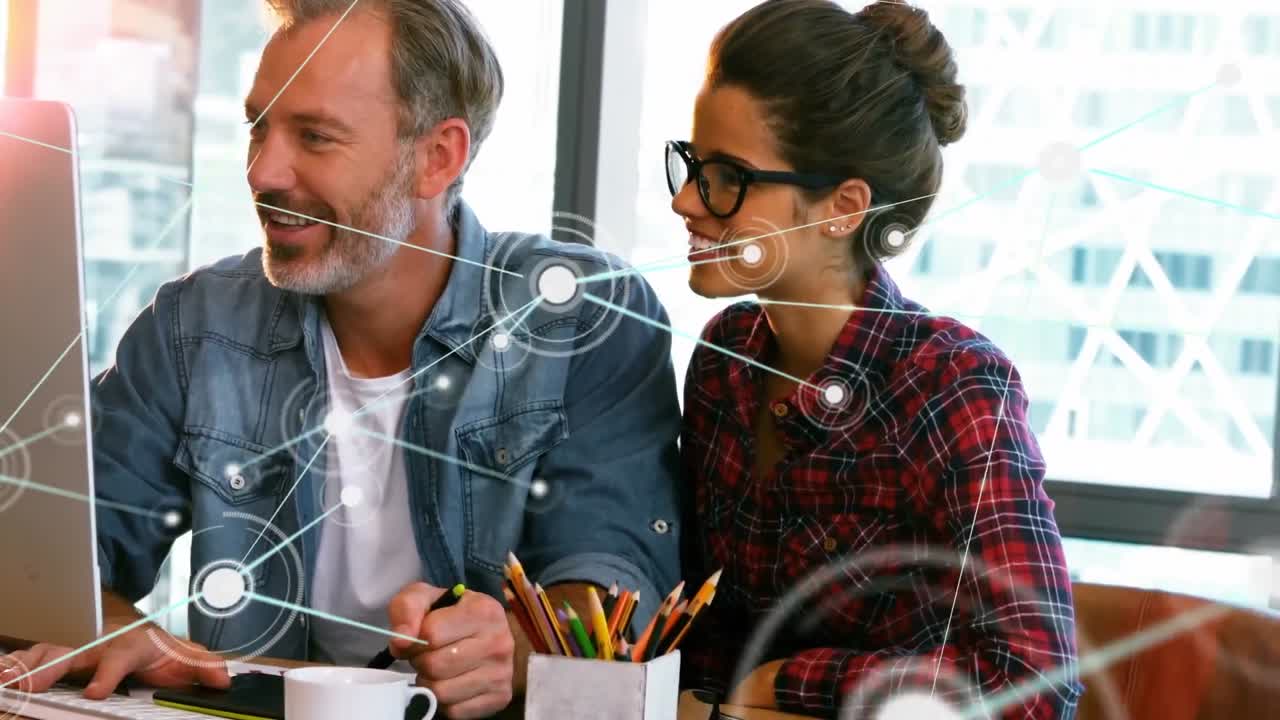 animación de puntos conectados sobre sonrientes colegas diversos discutiendo en la computadora en la oficina