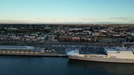 gran barco en el puerto de fremantle, perth australia, tendido en el puerto, filmado por dron