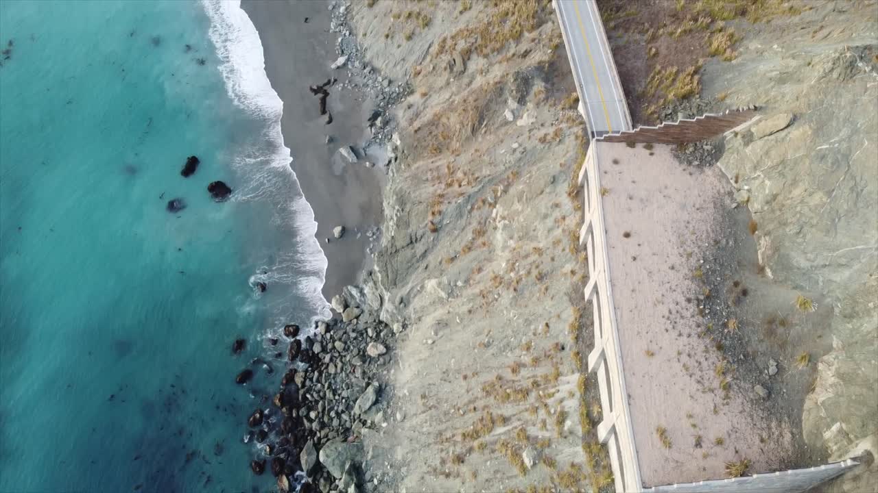 Ripresa aerea con drone di Big Sur, California, con montagne, oceano e l'Autostrada Costiera del Pacifico