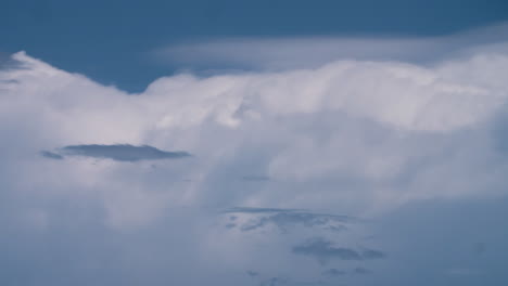 Un-Lapso-De-Tiempo-De-Formación-De-Nubes-Cumulonimbus-Hinchadas-Y-Lluvia