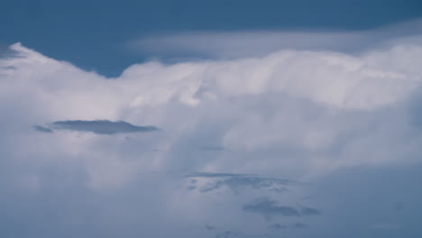 un lapso de tiempo de formación de nubes cumulonimbus hinchadas y lluvia