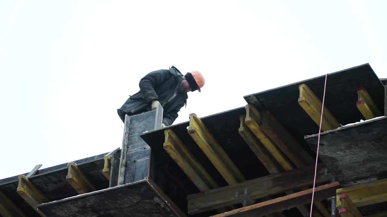 스카폴딩 에 있는 건설 노동자