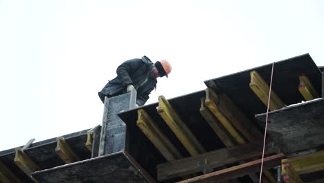 trabajador de la construcción en andamios