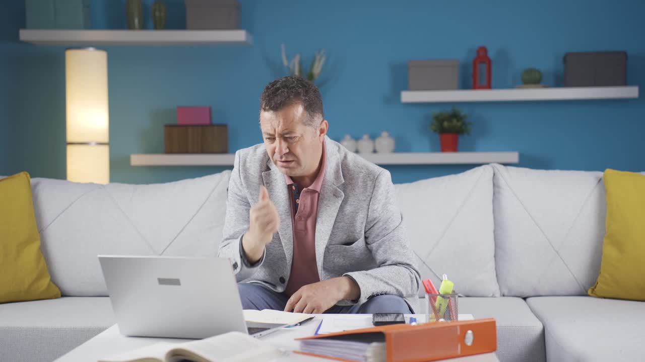 trabajador de oficina en casa esperando nerviosamente en la computadora portátil.