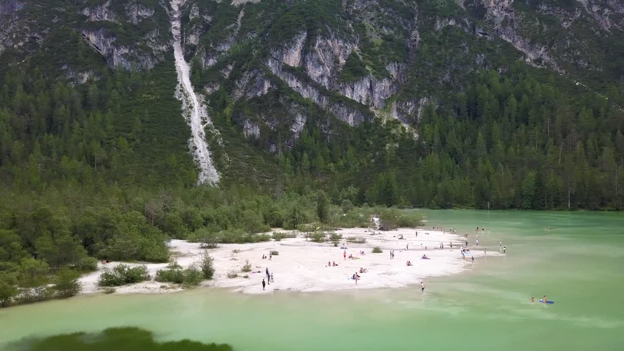 산 한가운데 있는 푸른 호수에 있는 하얀 해변, durrensee, lago di lando, italia