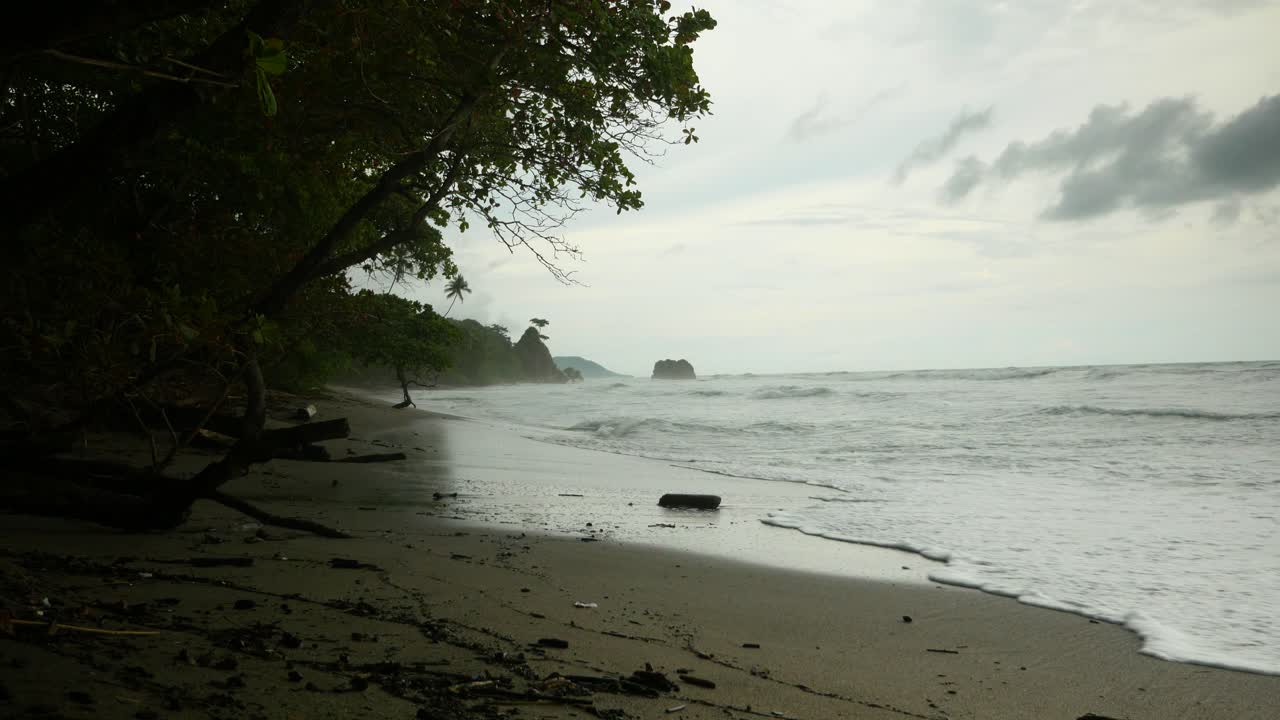 멋진 해변에 부서지는 파도