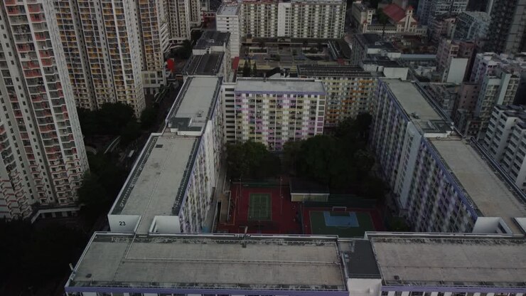 Plano de drone para baixo e panorâmica de campos desportivos em Hong Kong