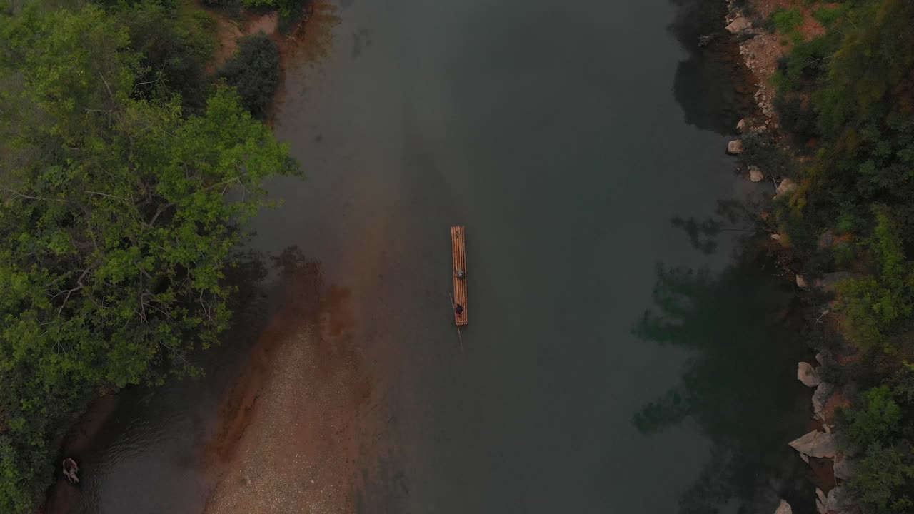 pescador en una balsa de bambú en el distrito de meo vac, vietnam, desde el aire