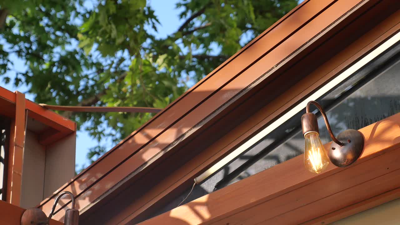 lámpara de pared al aire libre en techo de madera