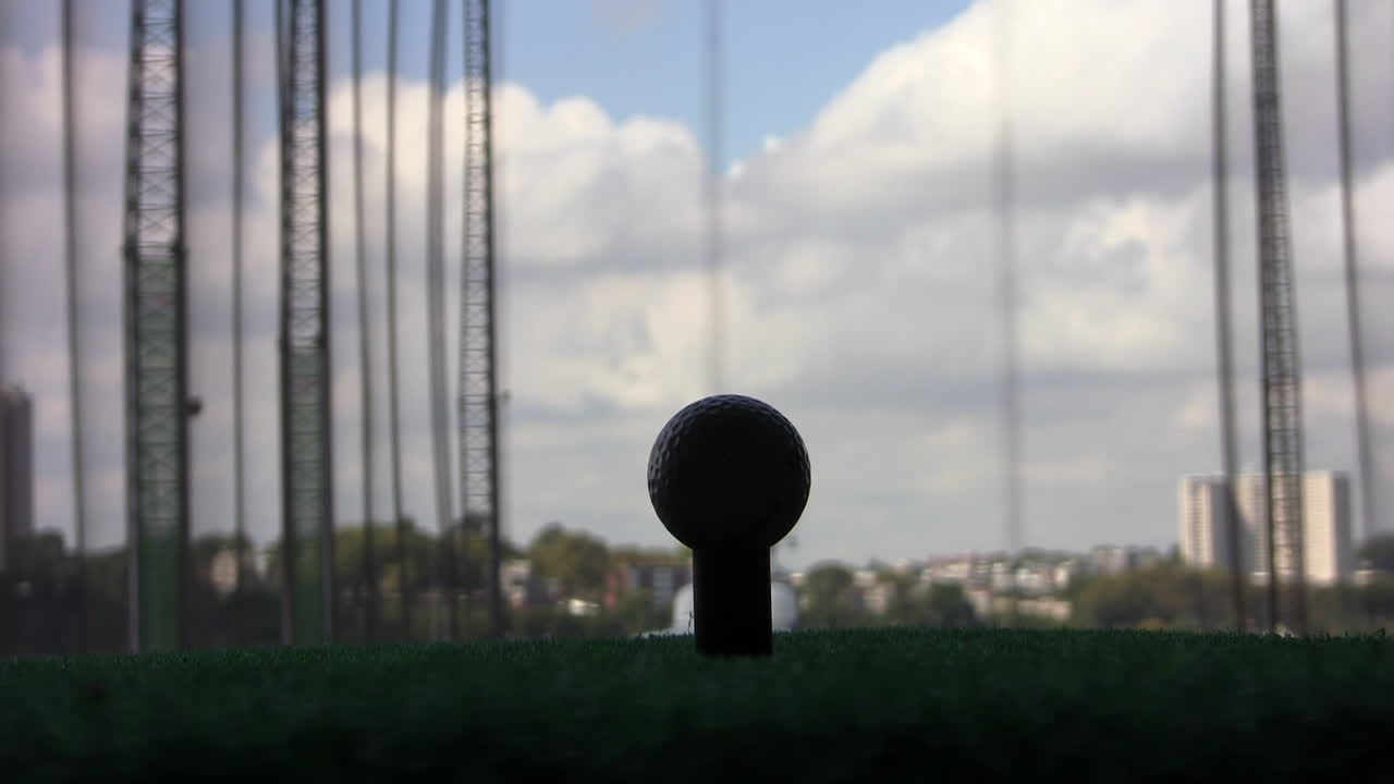 conductor de golf baleado en el campo de prácticas, gancho a la izquierda