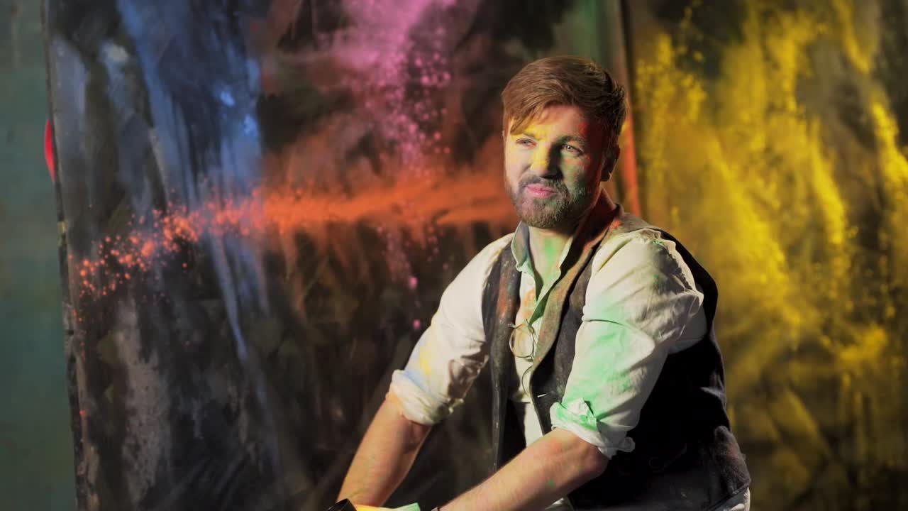 작가는 보온병에서 음료를 마시고 행복하게 미소 짓는다.