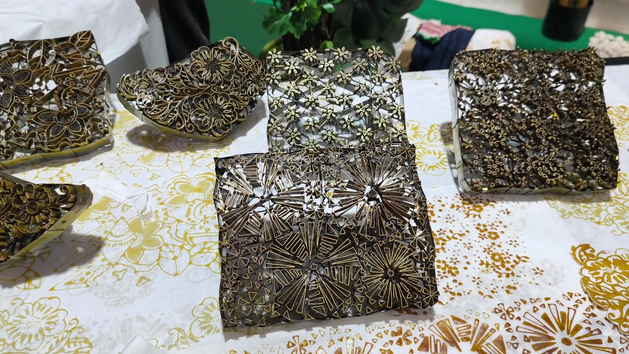 Un artigiano crea un timbro batik in rame. Questo tradizionale strumento d'arte malese viene immerso nella cera calda per imprimere motivi sul tessuto. Fa risparmiare tempo rispetto al disegno a mano