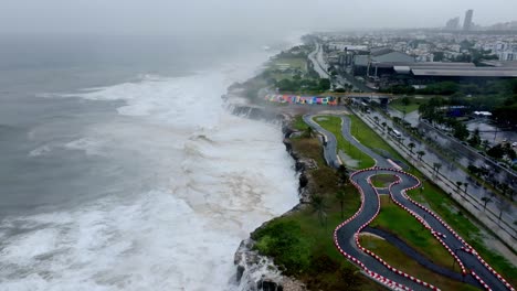 Ciudad-Inundada-Con-Hipódromo-Y-Calle-Costera-Con-Tráfico-Mientras-El-Huracán-Beryl