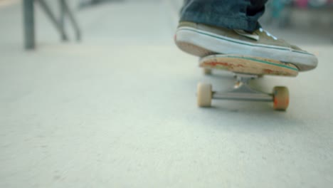 skater rodando por la rampa en el skatepark
