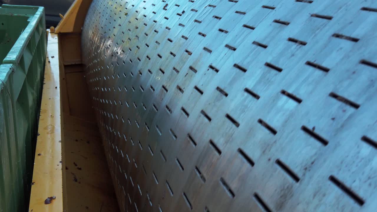 포도 프레스, 과일을 분쇄하는 대형 드럼 프레스, 현대 농업 기계, 클로즈업