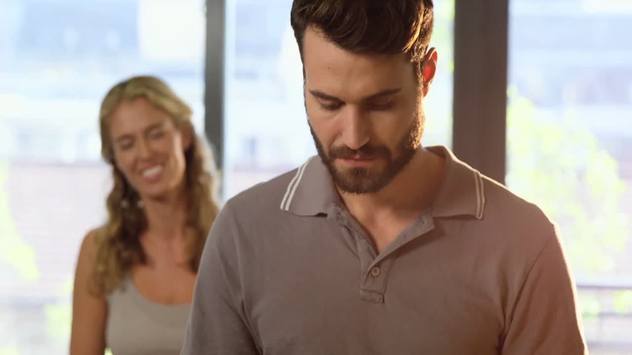 fisioterapeuta escribiendo en el informe médico