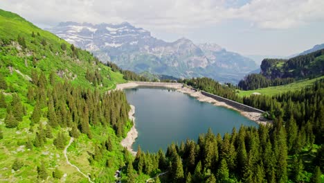 Ikonischer-Gratsee-Mit-Blauem-Wasser-In-Den-Alpen,-Luftdrohnenansicht