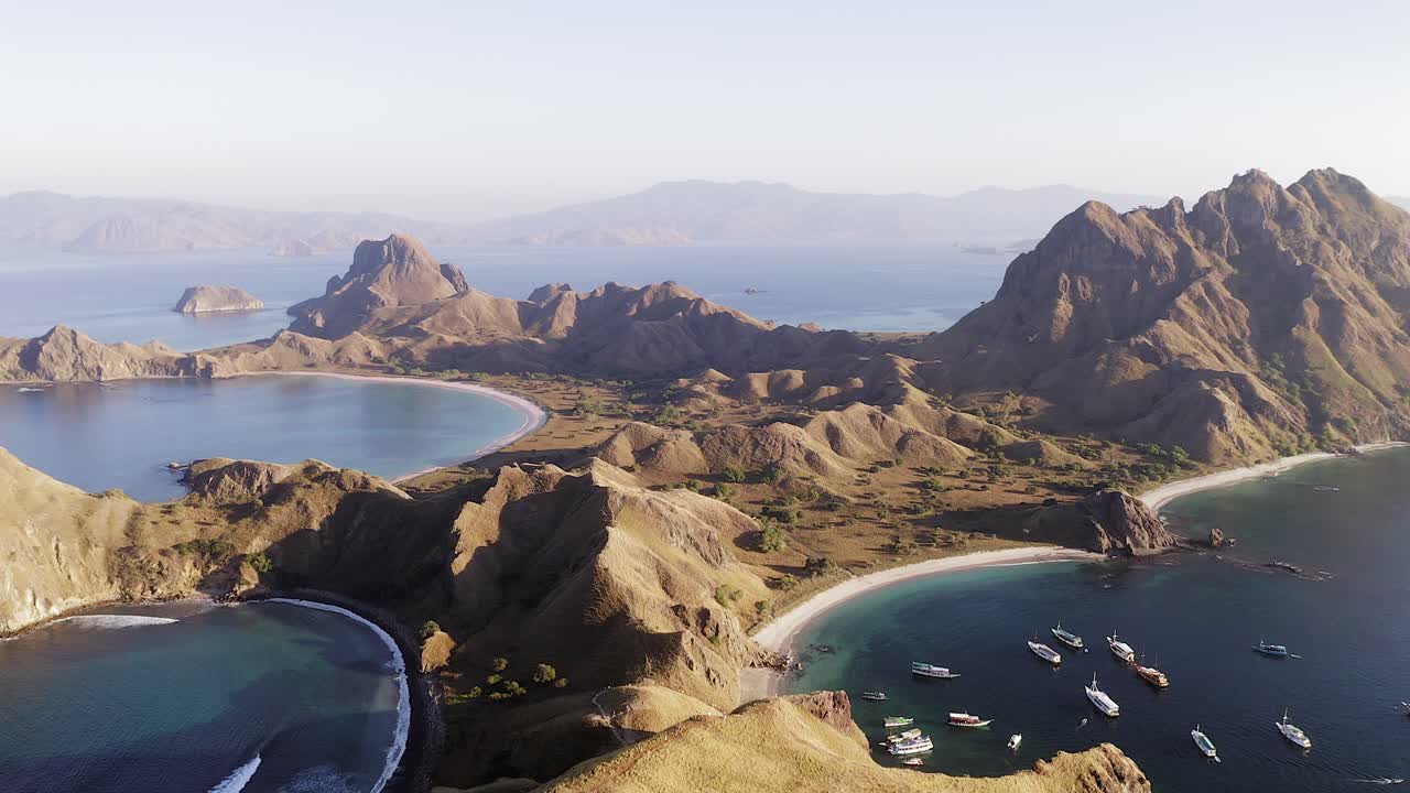 imágenes aéreas de la isla de padar, indonesia, conocida por sus escarpadas colinas y hermosas playas de arena virgen