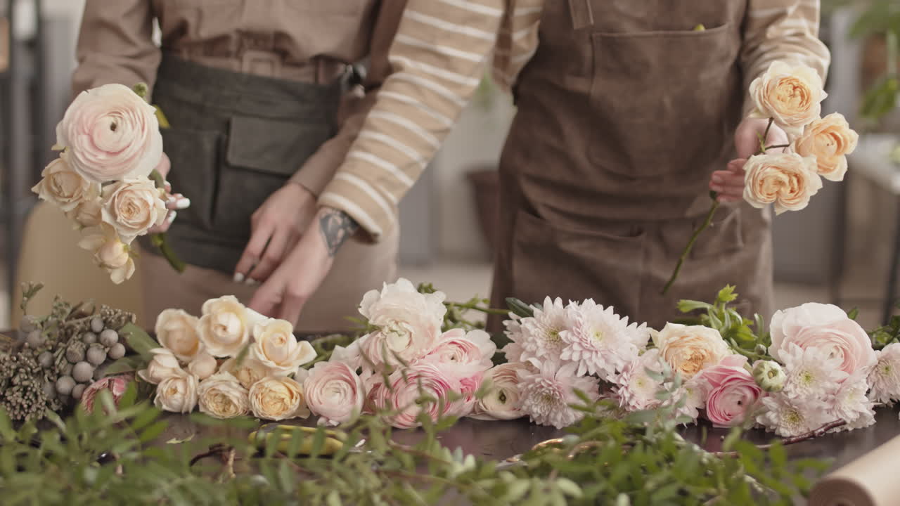 Fleuristes composant de magnifiques bouquets