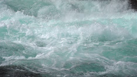 Agua-Del-Río-De-Montaña-Con-Primer-Plano-En-Cámara-Lenta