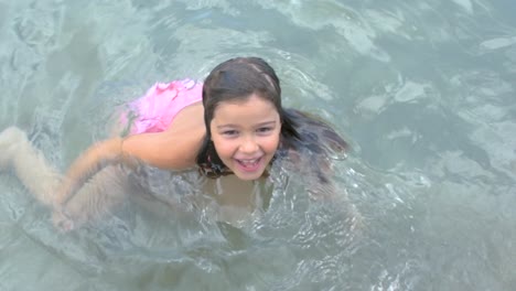 Niña-Jugando-En-La-Playa-Construyendo-Castillos-De-Arena-1